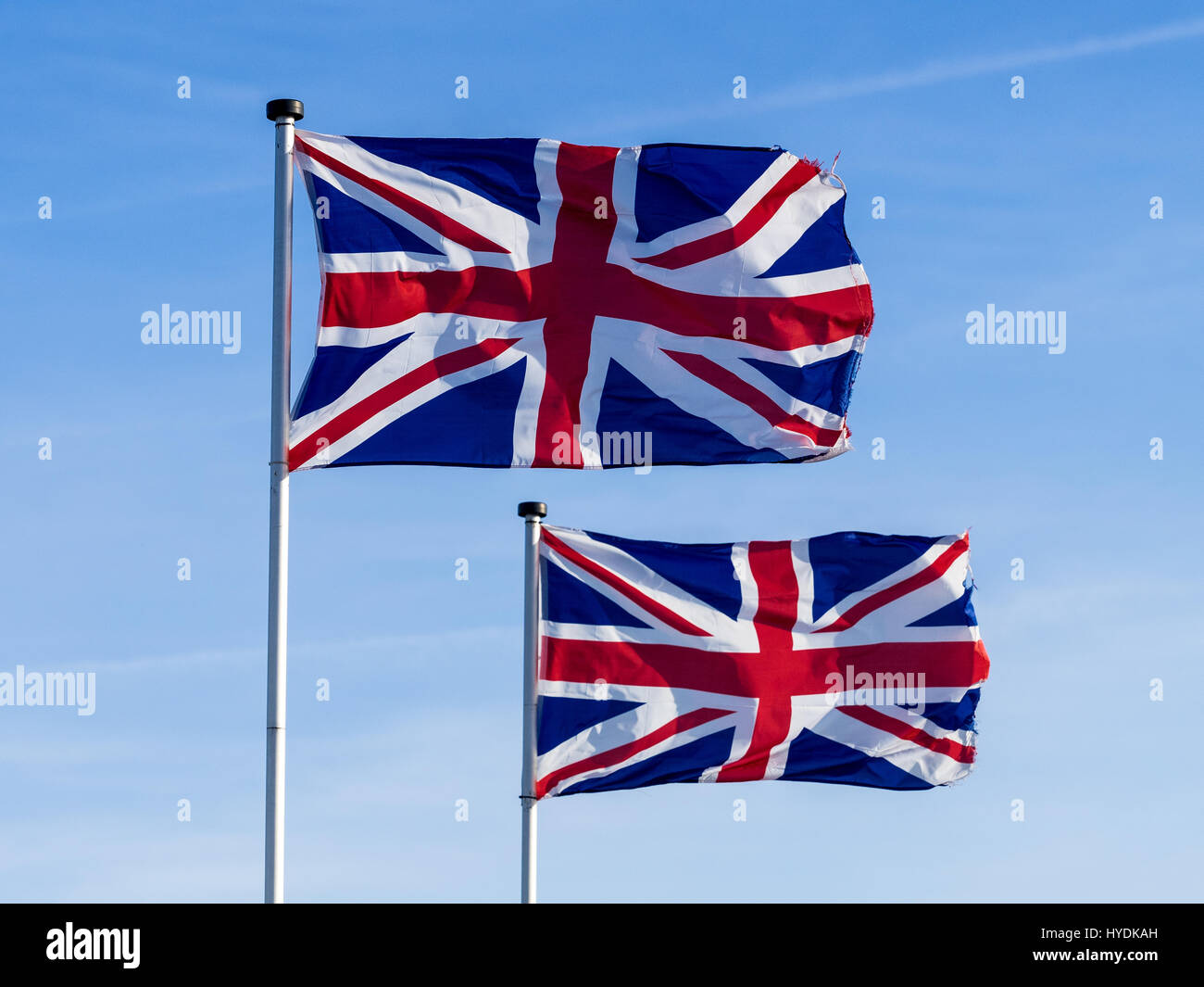 Deux drapeaux Union Jack flottent dans le vent Banque D'Images