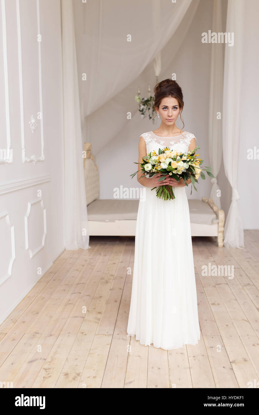 Bride holding bouquet mariage boho dans brigth prix Banque D'Images
