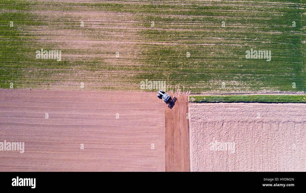 Tracteur labourant les champs, vue aérienne d'un champ labouré et un tracteur que l'ensemencement. L'agriculture et de l'agriculture, la campagne. Banque D'Images