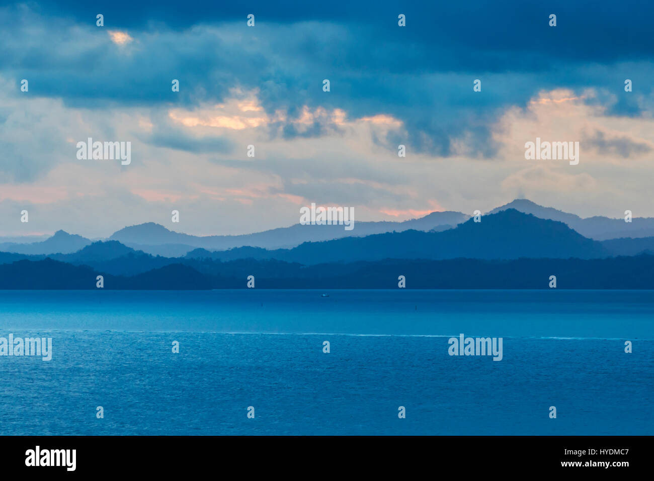 Couches de hill au coucher du soleil Banque D'Images