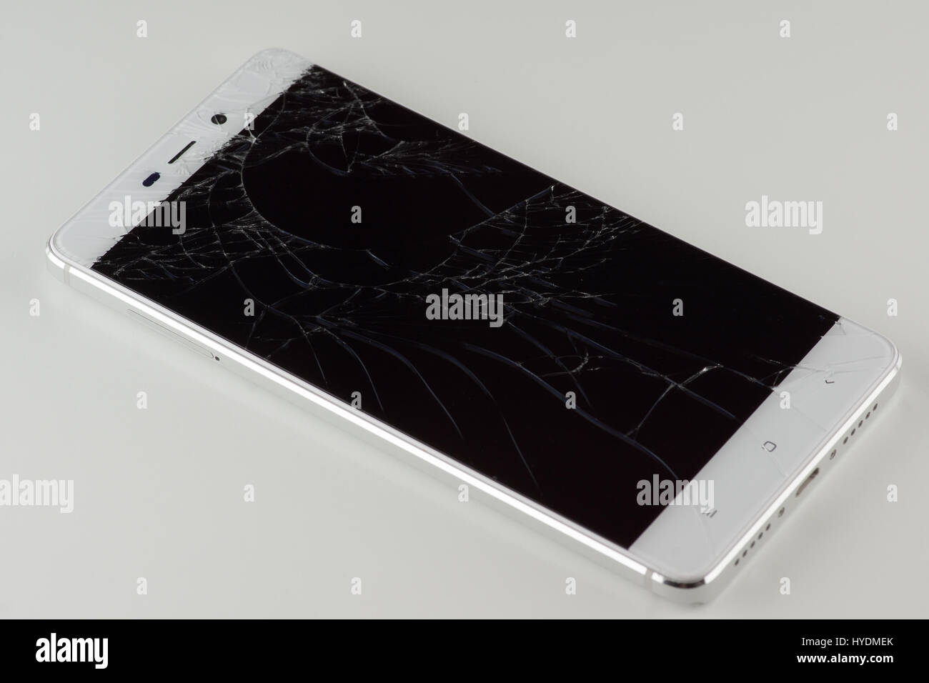 White téléphone mobile avec un écran cassé Banque D'Images