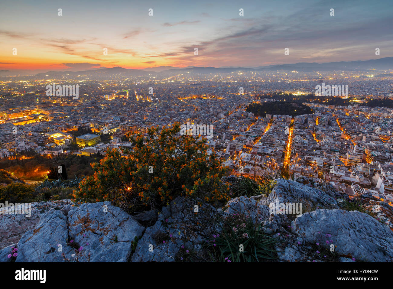 Vue d'Athènes depuis la colline du Lycabette au coucher du soleil, la Grèce. Banque D'Images
