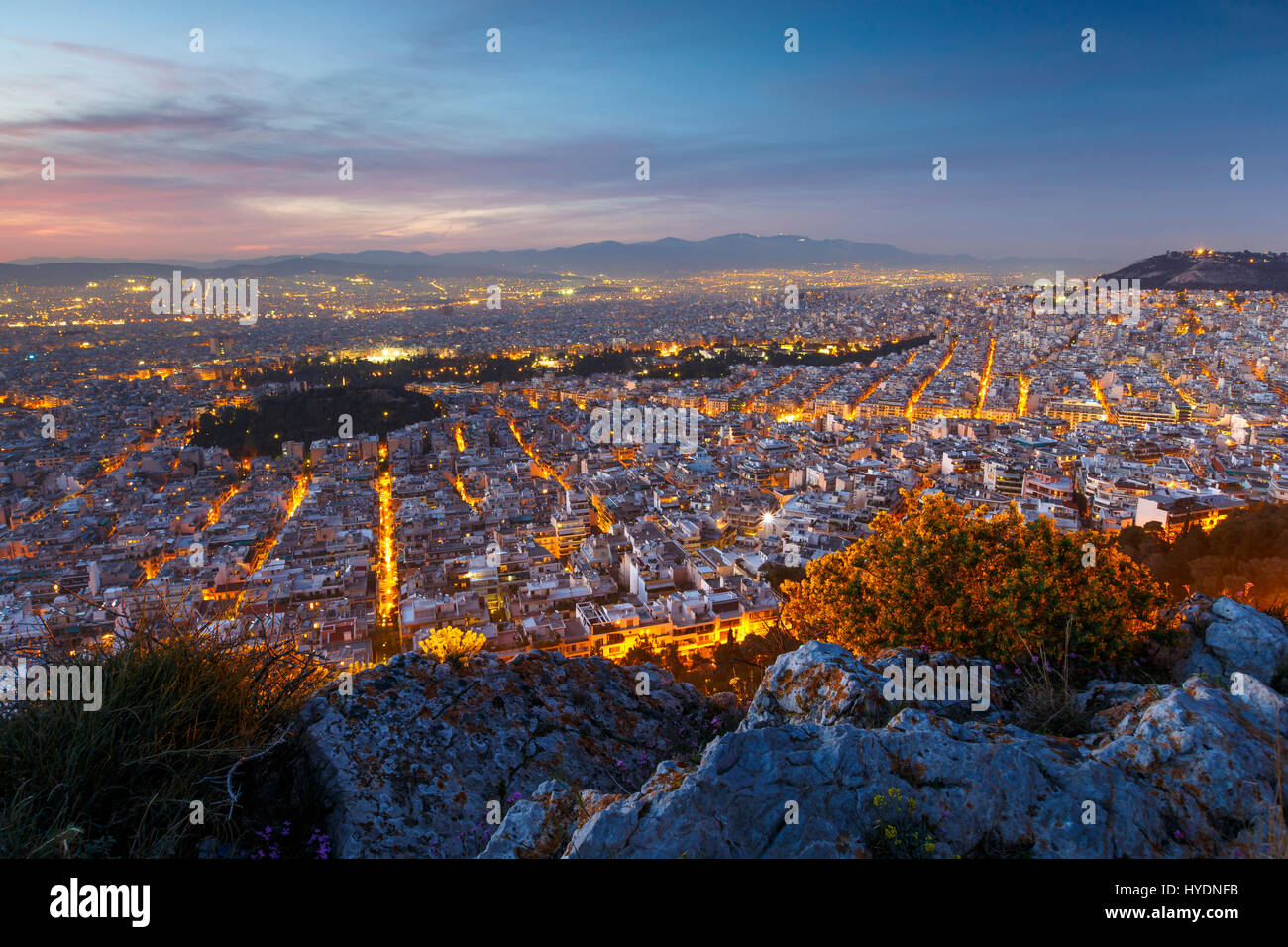 Vue d'Athènes depuis la colline du Lycabette au coucher du soleil, la Grèce. Banque D'Images