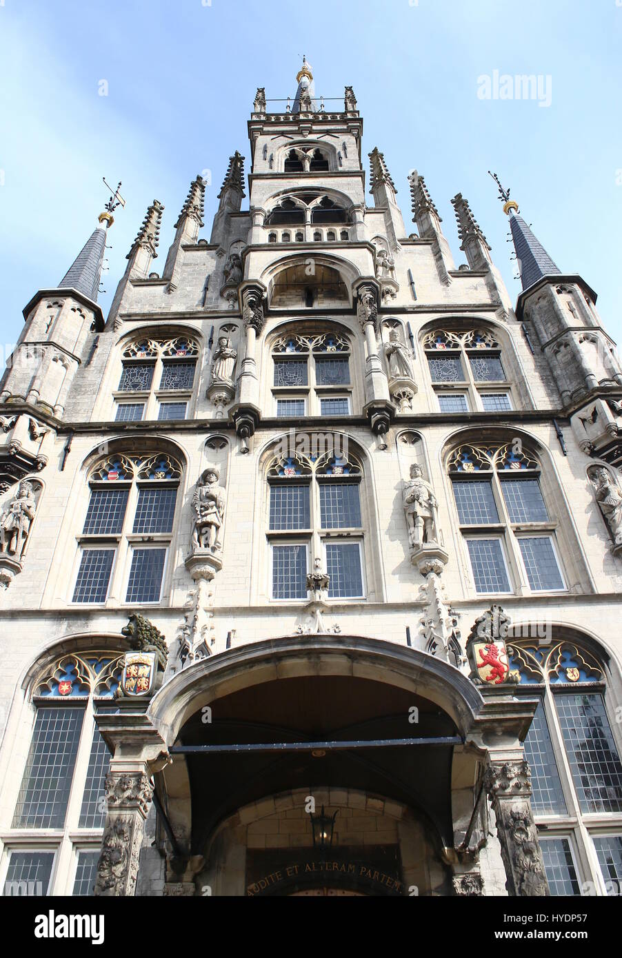 Place du marché avec gothique du Xvème siècle emblématique Hôtel de ville (Stadhuis van Gouda), Gouda, Pays-Bas Banque D'Images