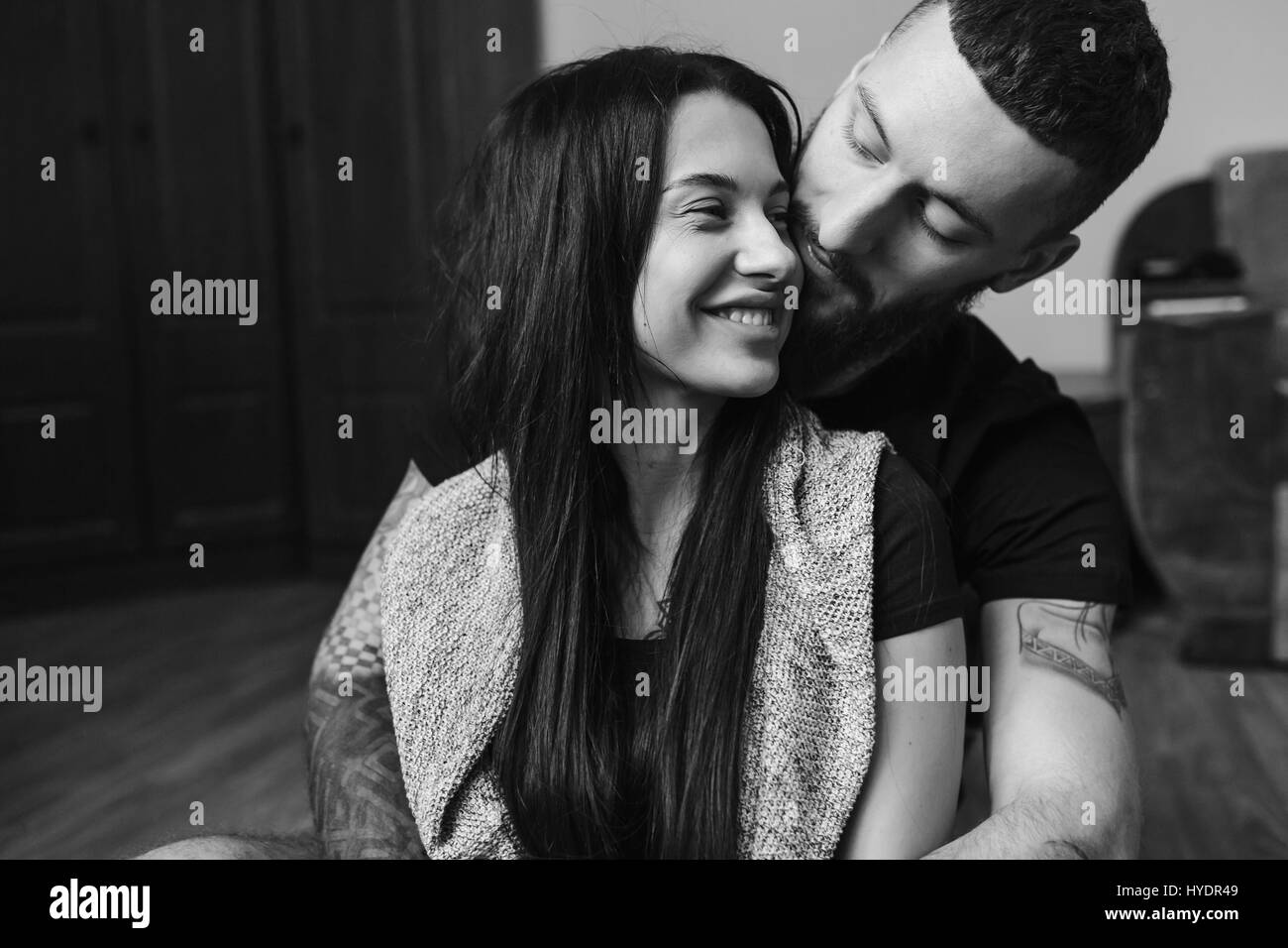 Couple sur le plancher dans la chambre Banque D'Images