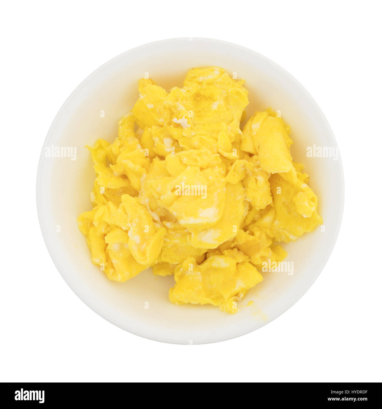 Un petit bol rempli d'œufs brouillés fraîchement préparés isolé sur un fond blanc. Banque D'Images
