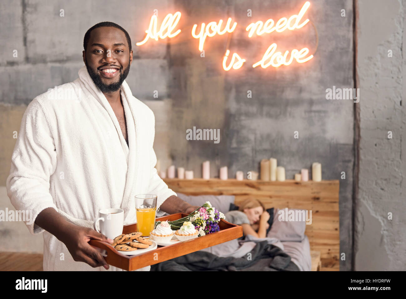 African American man positive plateau du petit déjeuner dans la chambre Banque D'Images