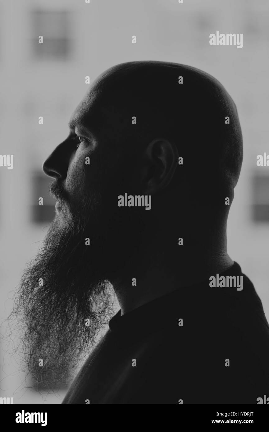 Portrait de profil de l'homme avec la tête rasée Banque D'Images