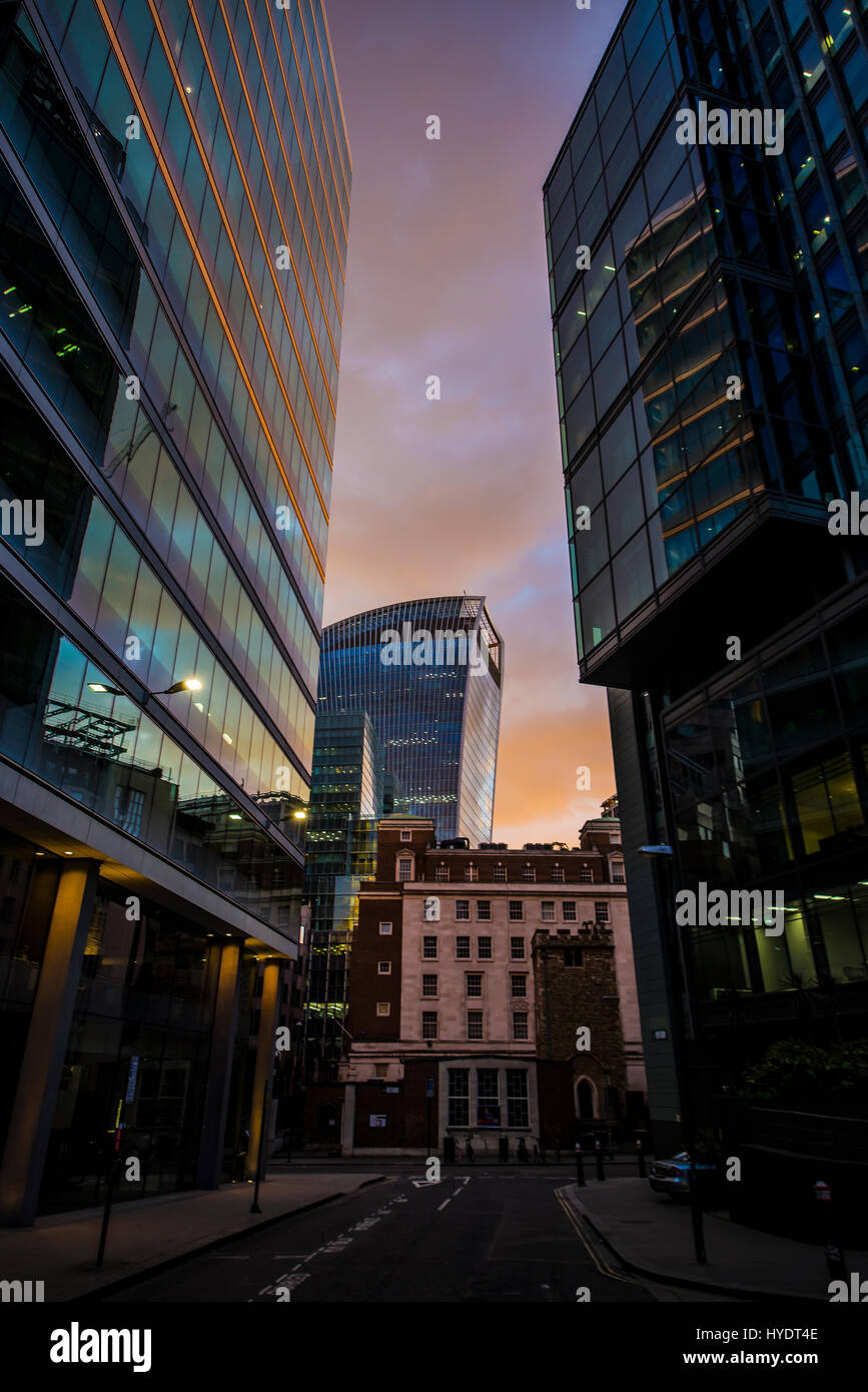 20 Fenchurch Street ou le talkie walkie à Londres au coucher du soleil, encadré par d'autres immeubles de grande hauteur Banque D'Images