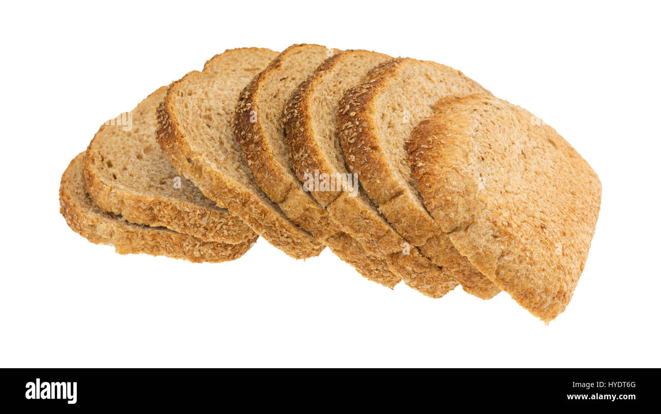 Plusieurs tranches de toutes les pierres naturelles du pain de blé entier au sol isolé sur un fond blanc. Banque D'Images