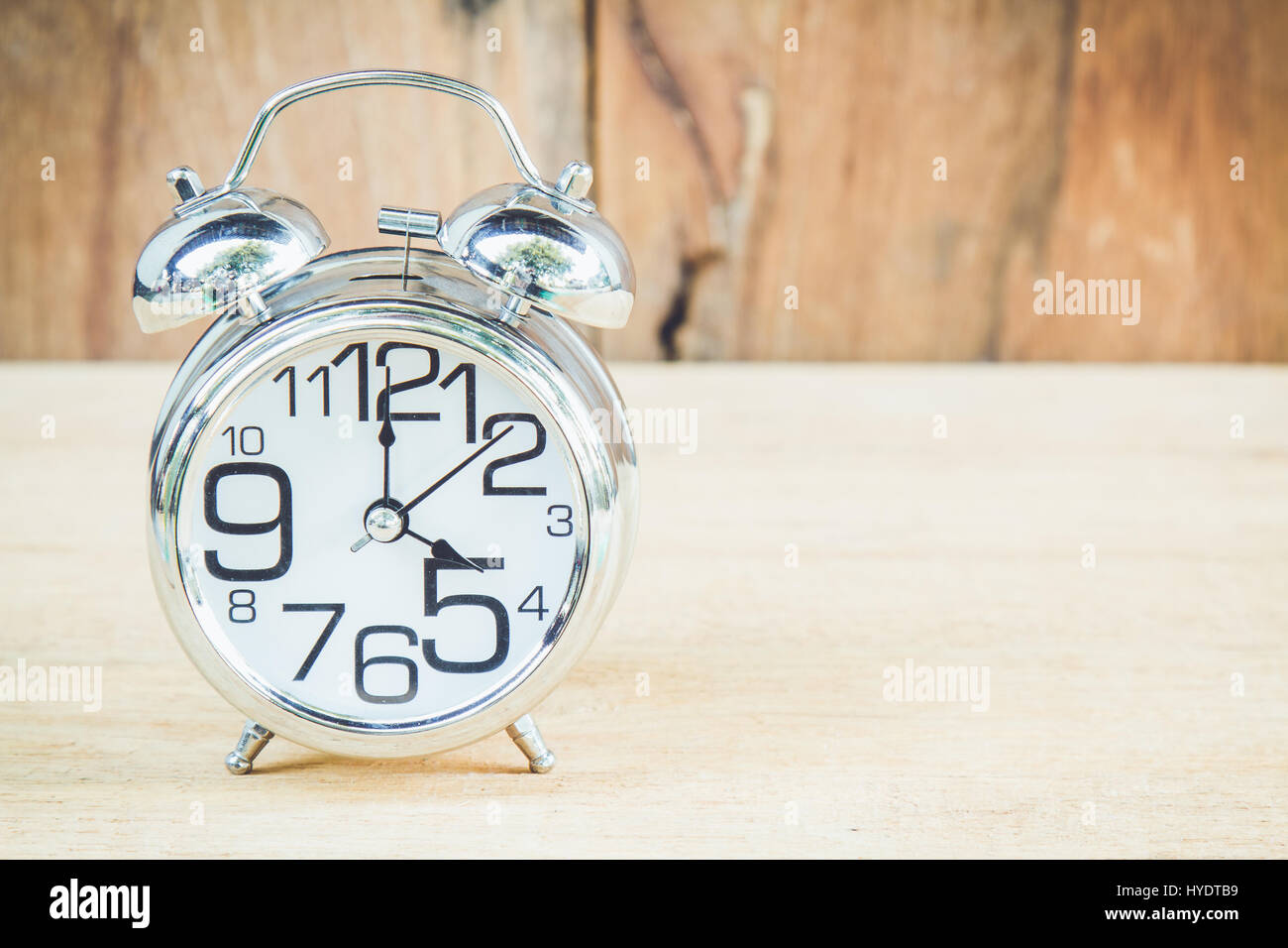 Réveil show 4 am ou pm sur fond de bois avec l'exemplaire de l'espace. Banque D'Images