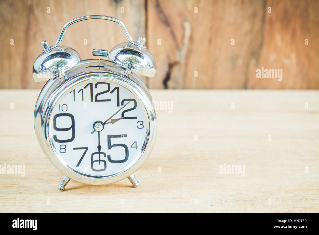 Afficher 7 horloge am ou pm et 30 minutes sur fond de bois avec  l'exemplaire de l'espace Photo Stock - Alamy