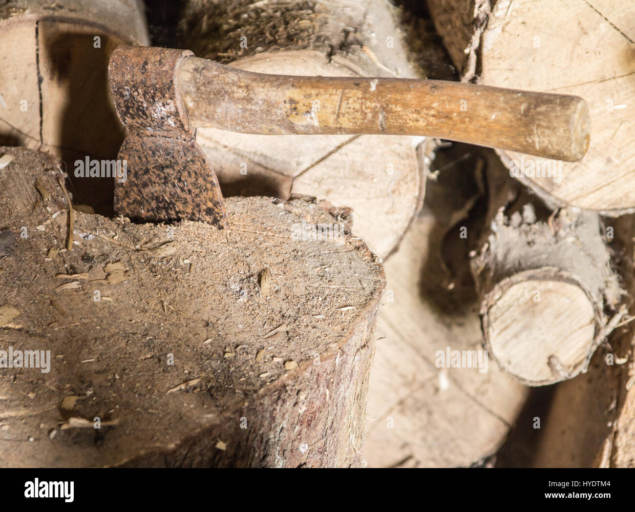 Ax sur pile de bois Banque D'Images