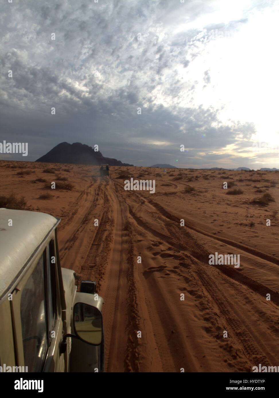 Jeep dans le désert de Wadi Rum en Jordanie, ont été tourné emplacement placez les films comme indiana jones, Laurence d'arabie ou planète rouge Banque D'Images