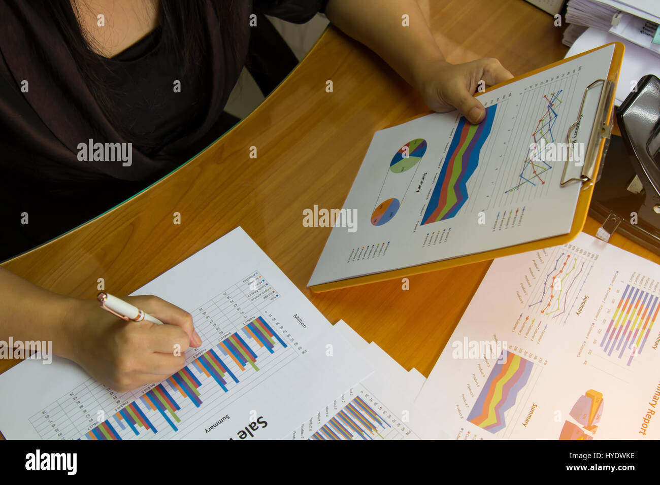 Business Woman working vérifier rapport d'entreprise. Focus sélectif et soft flare filtre. Banque D'Images