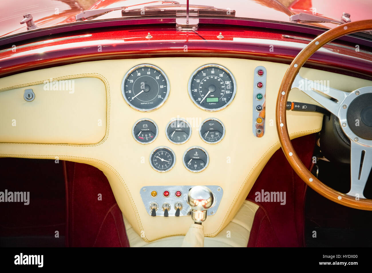 Tableau de bord et de l'intérieur détail d'un rétro restauré soft-top sports car Banque D'Images