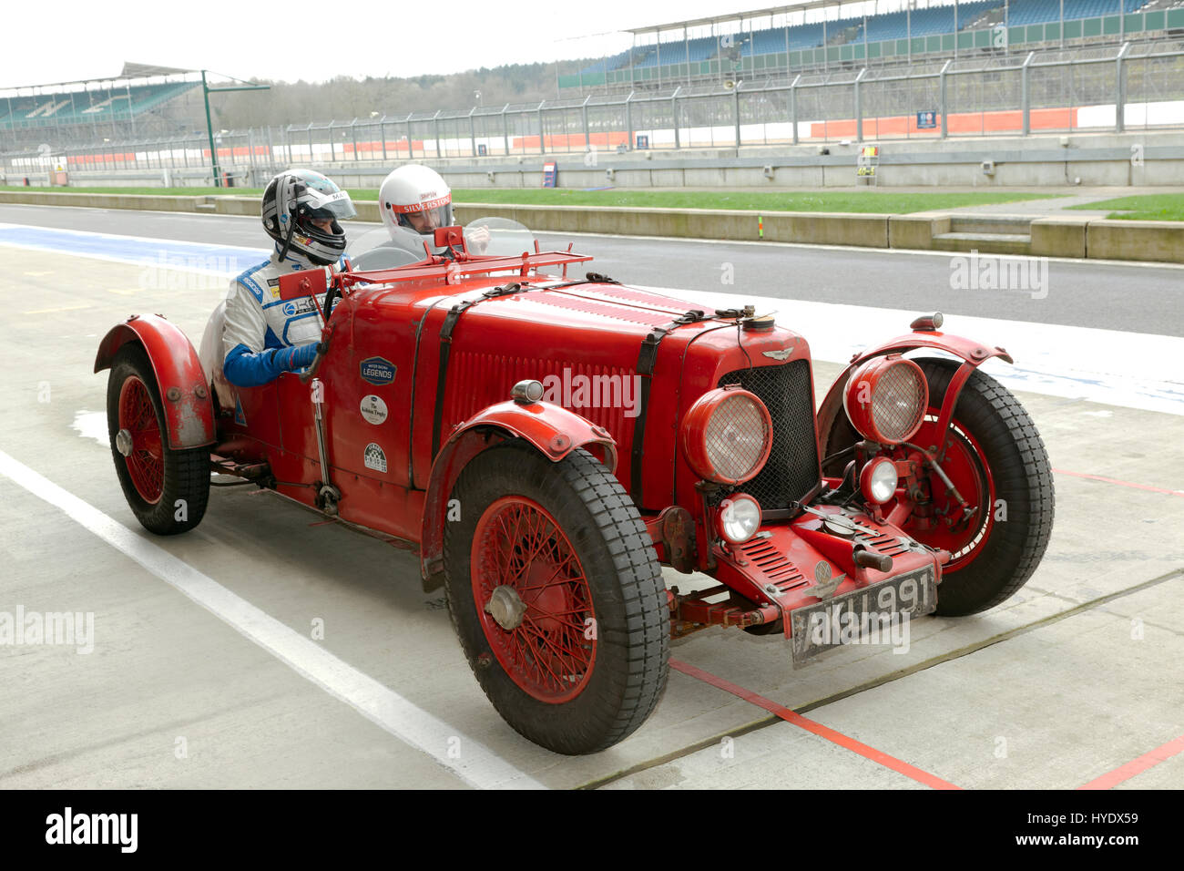 Une Aston Martin Ulster 1936 passagers, donnant à cheval autour du circuit de Silverstone, au cours de la Journée des médias classique Silverstone 2017 Banque D'Images