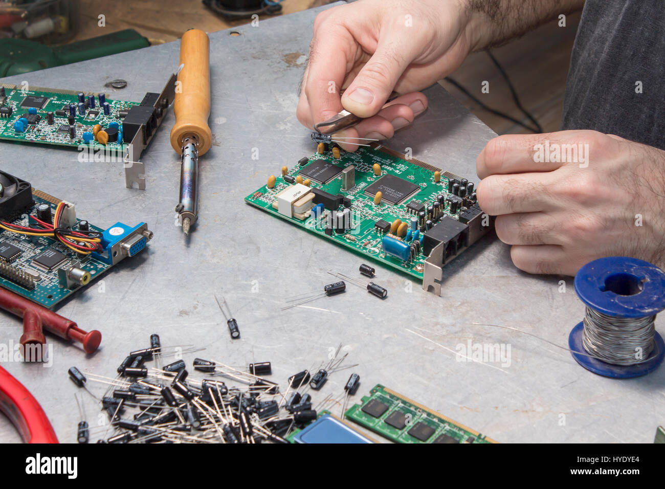 Réparer la carte graphique. Dévisser le ventilateur de refroidissement.  Service sur un ordinateur publique Photo Stock - Alamy