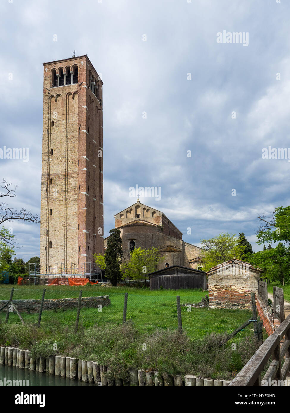 Le Campanile (clocher) et Basilica di Santa Maria Assunta sur l'île de Torcello, le plus ancien village de la lagune de Venise, Venise, Italie Banque D'Images