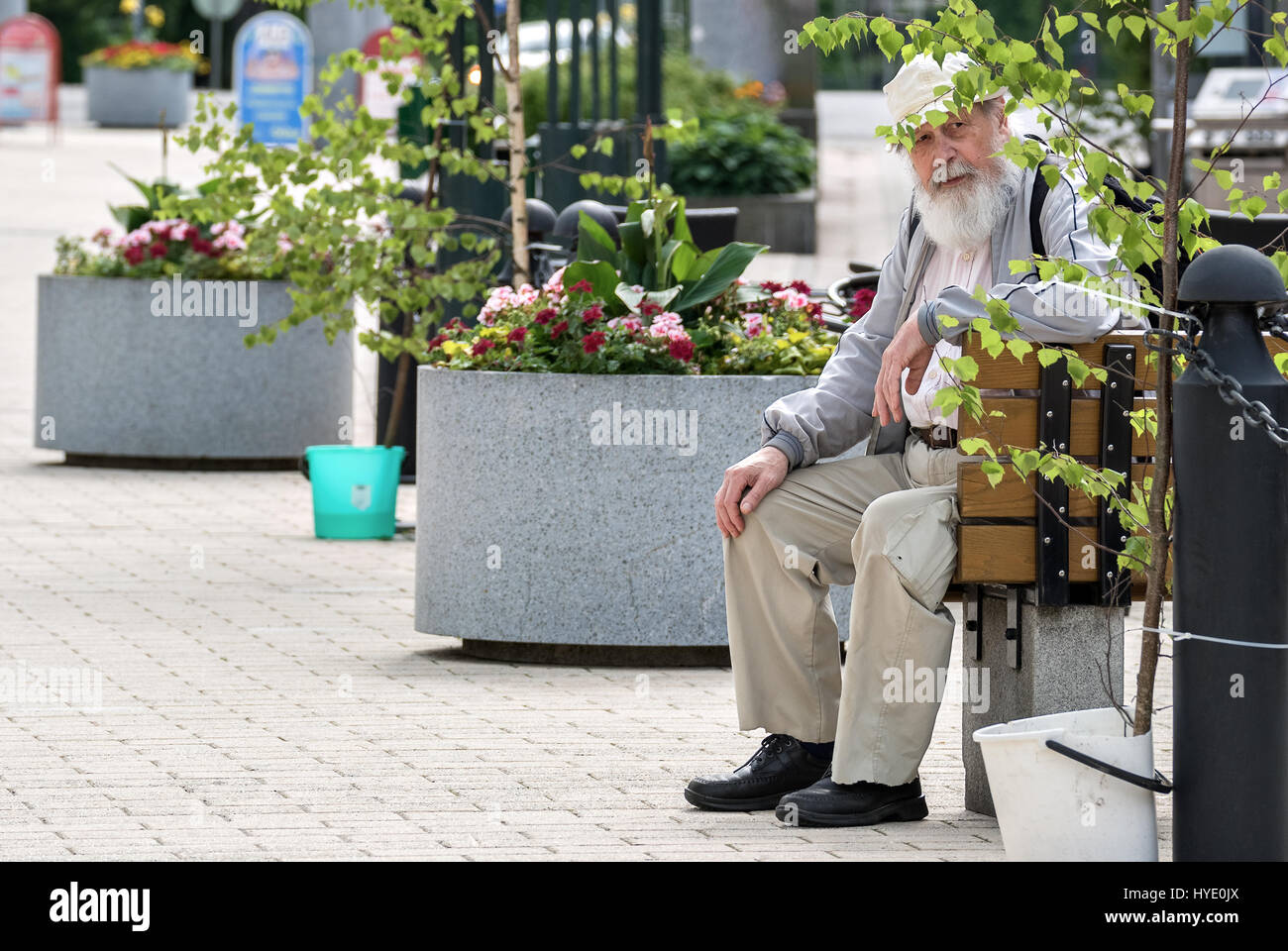 IMATRA, Finlande, 24 Juin : Le vieil homme a un reste, assis sur un banc sur une chaude journée d'été dans les rues de la ville finlandaise d'Imatra, 24 juin 2016. Banque D'Images