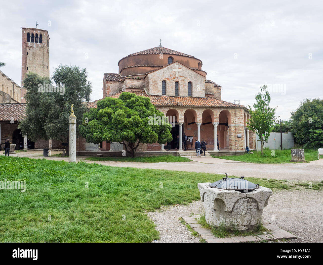 Chiesa di Santa Fosca et clocher (campanile) sur l'île de Torcello dans la lagune de Venise, Venise, Italie Banque D'Images