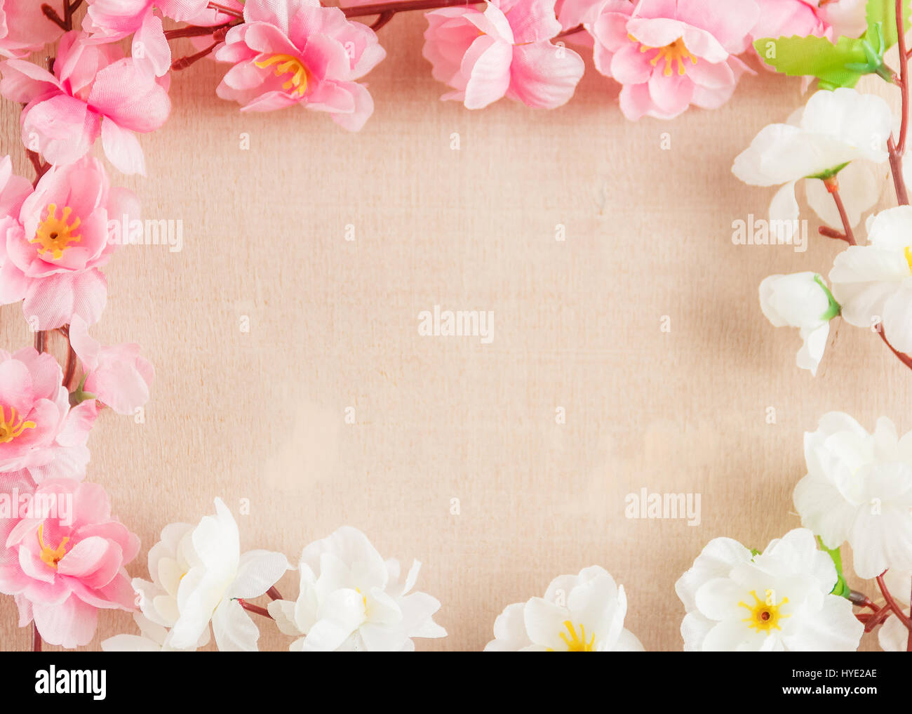 Image de fleurs de printemps sur un sol en bois ,avec un espace réservé au texte ,printemps ou thème d'été Banque D'Images