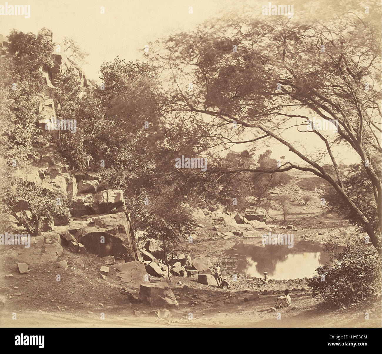 « Left View of the Crow's Nest Battery » de Felice Beato est une œuvre photographique qui capture une scène militaire historique. Beato, connu pour ses photographies de guerre, documente la batterie du nid-de-Corbeau, fournissant un portrait détaillé et historique du site. Banque D'Images