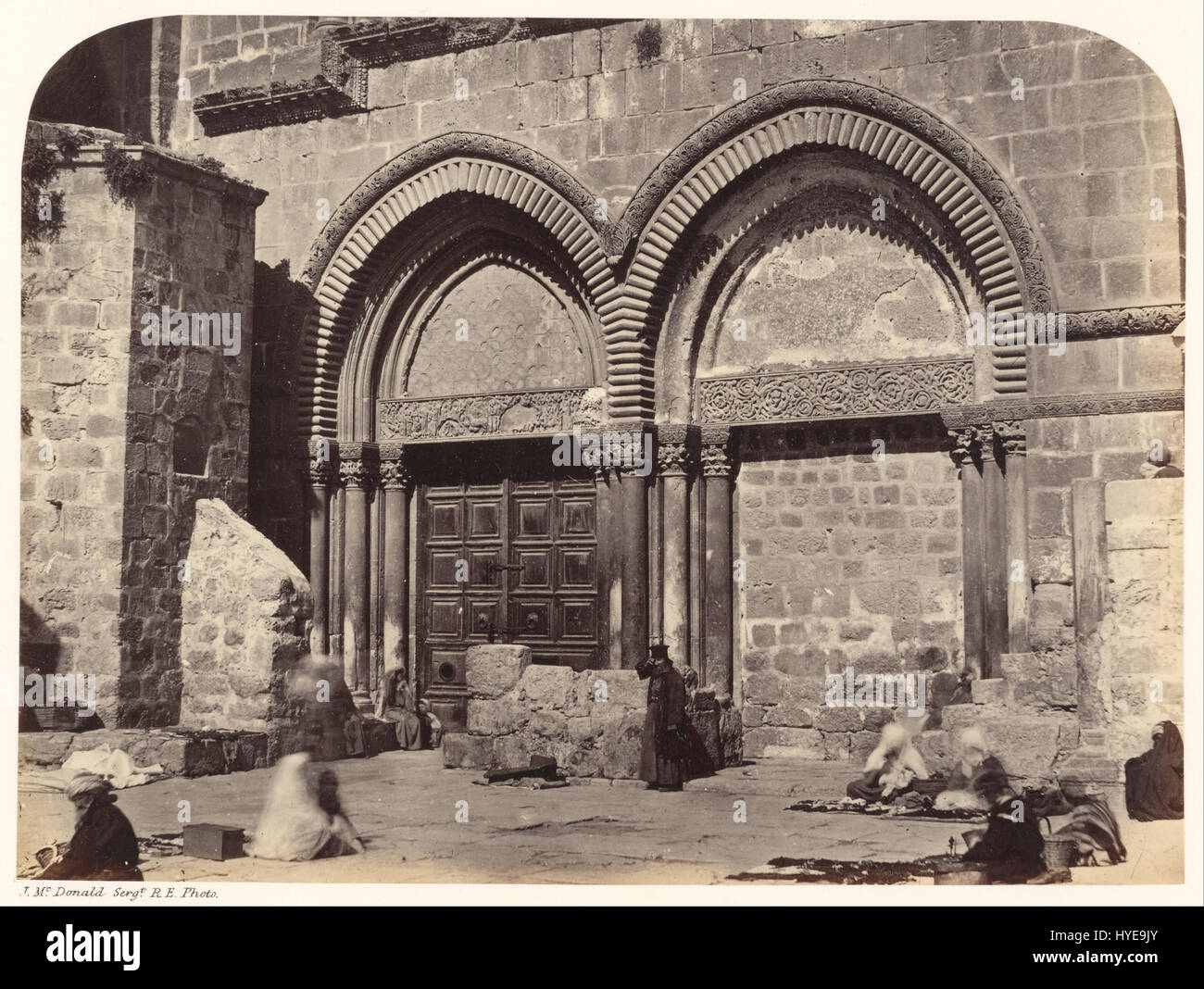 Cette photographie montre le sergent James M. McDonald à l'entrée anglaise de l'église du Saint-Sépulcre à Jérusalem. L'église est un lieu de pèlerinage chrétien important, vénéré pour son importance religieuse dans le christianisme. Banque D'Images