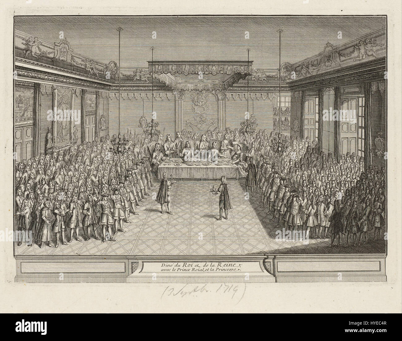 *Showpiece banquet dans le Corner Parade Hall du palais de Dresde* par Antoine Aveline après Raymond Leplat dépeint une somptueuse scène de banquet de 1719. La gravure détaillée met en valeur l'opulente vie de cour à Dresde au début du XVIIIe siècle, capturant la splendeur des rassemblements royaux. Banque D'Images