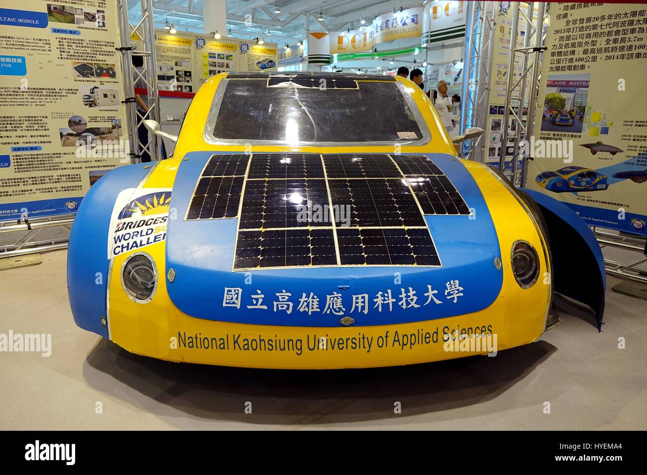 KAOHSIUNG, TAIWAN -- le 18 avril 2015 : un véhicule à énergie solaire mis au point par l'Université des Sciences Appliquées est sur l'affichage au cours de l'année 2015, un industriel Banque D'Images