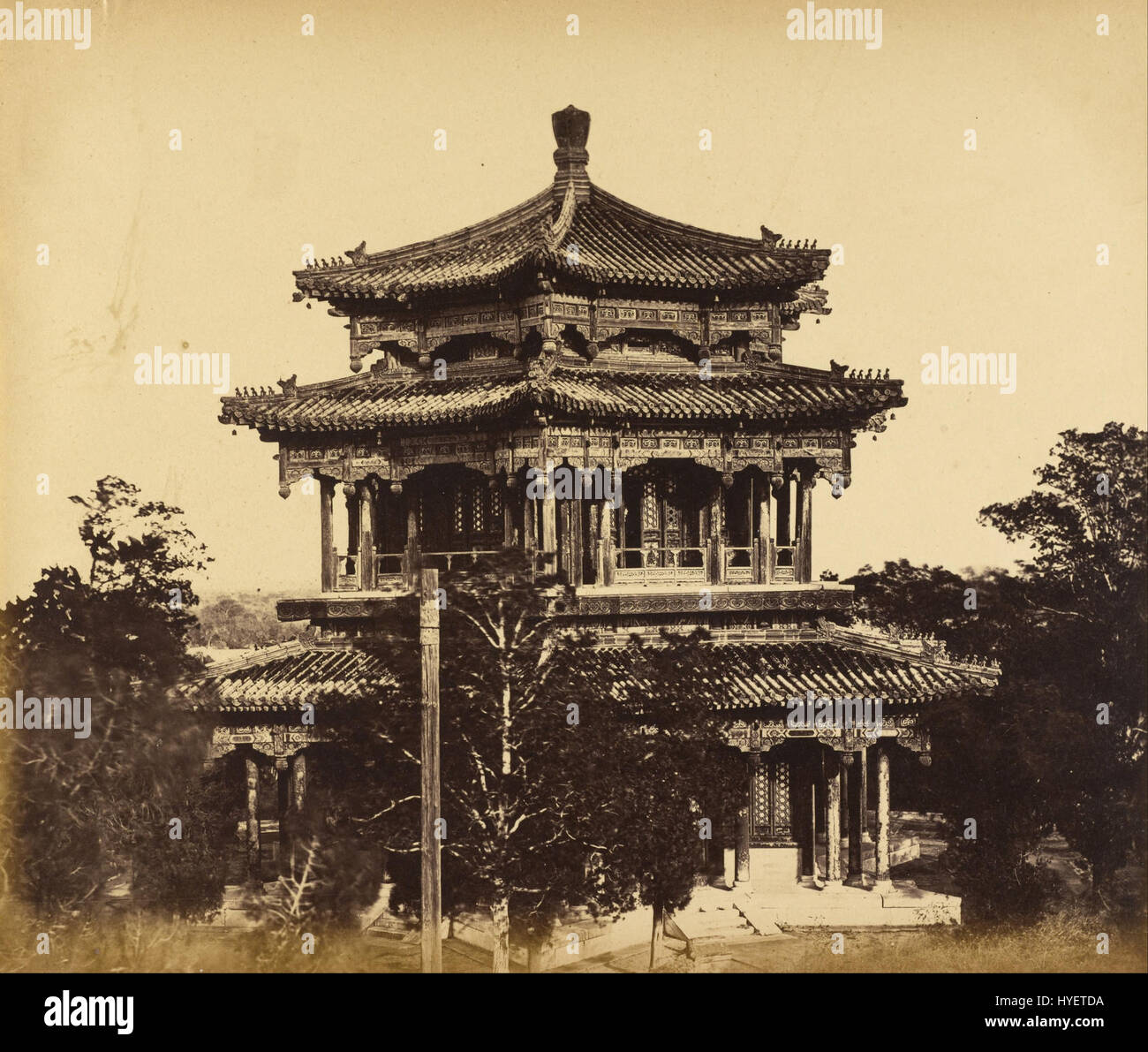Photographié par Felice Beato en 1860, 'le Grand Palais impérial (Yuan Ming Yuan) avant l'incendie' capture la grande architecture du palais de Pékin avant qu'il ne soit détruit pendant la seconde Guerre de l'opium. Banque D'Images