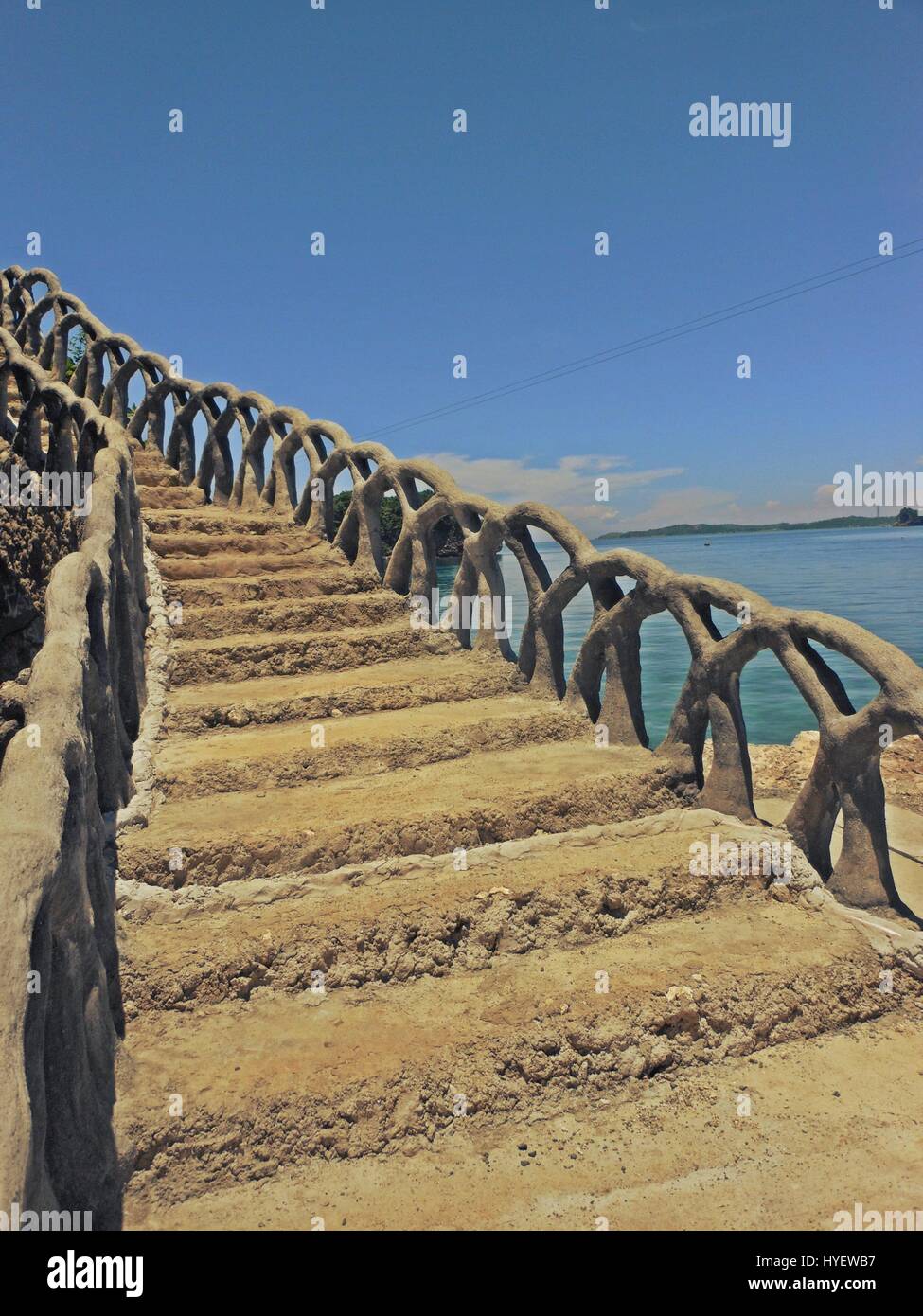 Escaliers en béton aux balustrades donnant sur la mer en centaine d'Îles, Alaminos, Pangasinan Banque D'Images