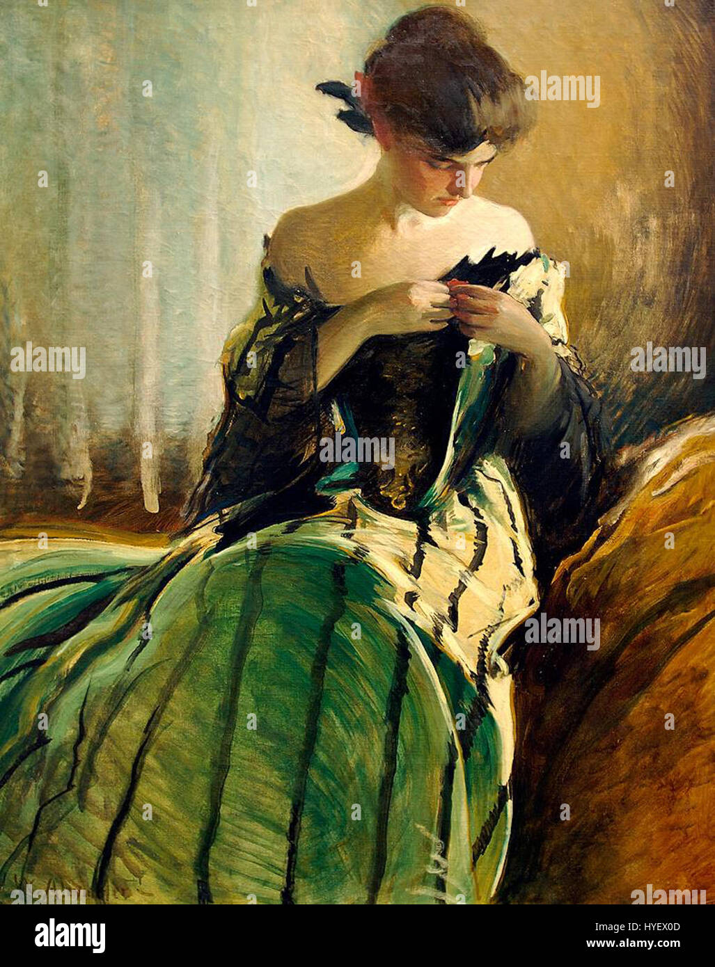 'Study in Black and Green' est une huile sur toile peinte en 1906 par l'artiste américain John White Alexander, mesurant 50 x 40 1/8 pouces. Il représente une jeune femme dans une robe de soirée élégante, absorbée par l'ajustement d'un élément décoratif sur sa tenue. La composition souligne la maîtrise d'Alexandre des lignes fluides et des textures riches, illustrant l'accent mis par le mouvement esthétique sur la beauté et l'élégance. Banque D'Images
