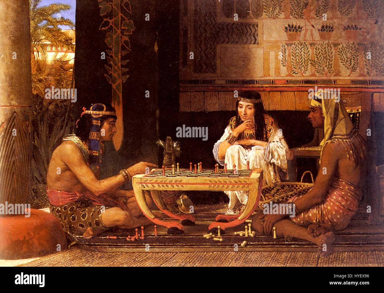 Lawrence Alma Tadema décrit deux personnages engagés dans une partie d'échecs, se déroulant dans un contexte égyptien antique. La peinture capture le décor opulent et les costumes détaillés typiques des œuvres de Tadema. Banque D'Images