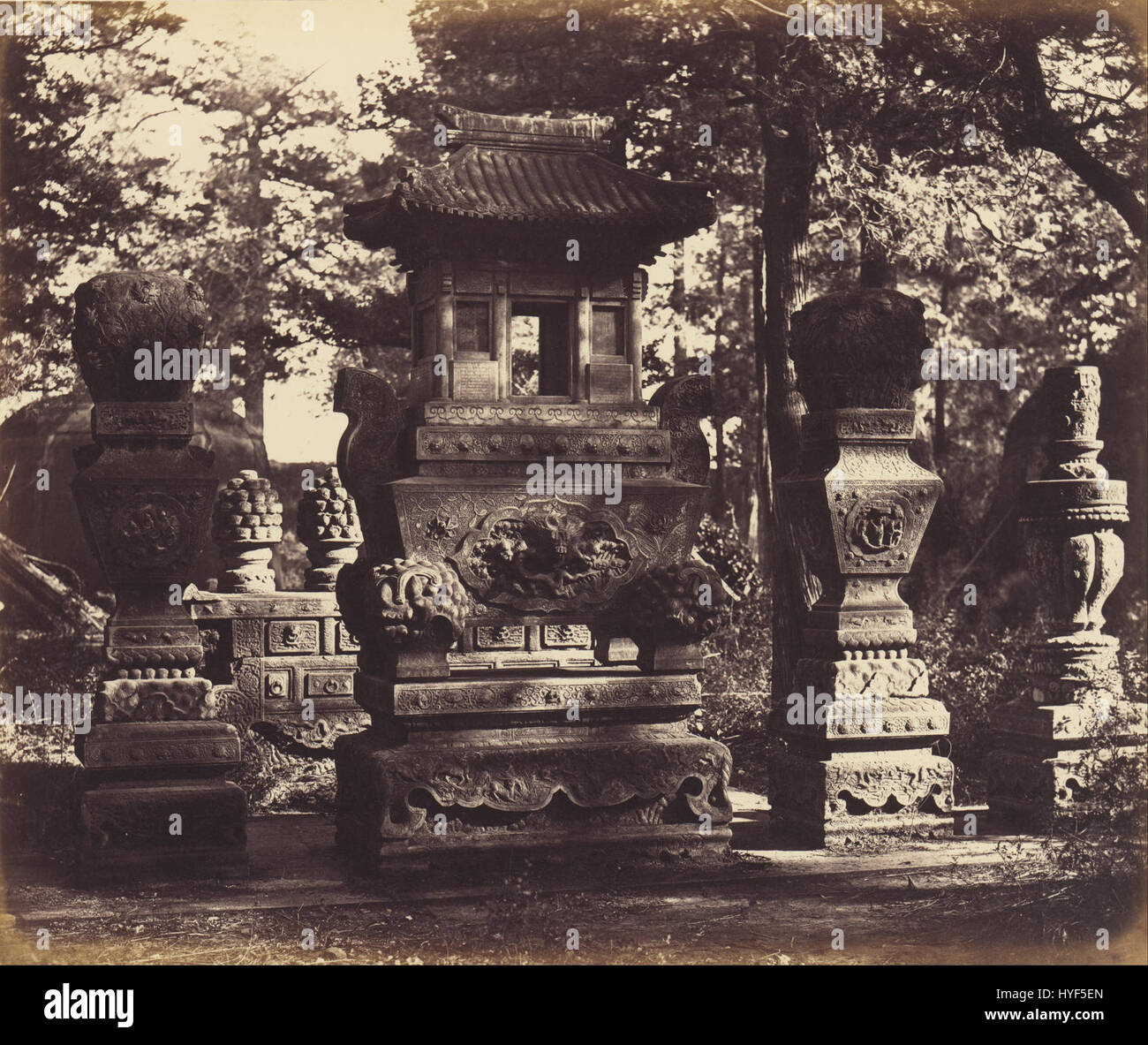 « Intérieur de la tombe au dépôt près de Pékin » de Felice Beato capture une vue de l'intérieur de la tombe pendant la seconde guerre de l'opium. La photographie offre un aperçu du moment historique, mêlant l'expertise de Beato dans la photographie de guerre avec un accent sur l'importance culturelle de la scène. Banque D'Images
