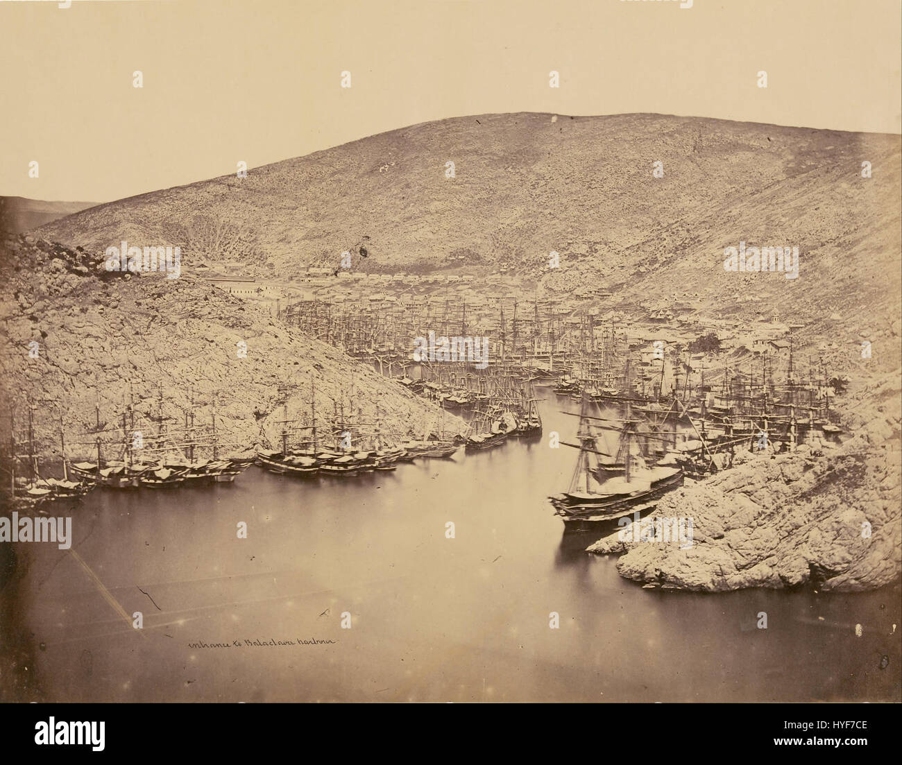 « Entrance to Balaclava Harbour » est une peinture de l'artiste britannique James Robertson, représentant l'entrée navale du port de Balaclava pendant la guerre de Crimée. L'œuvre met en évidence l'importance stratégique du port et l'activité militaire qui l'entoure au XIXe siècle. Le souci du détail de Robertson dans la capture du paysage et des forces navales fournit un aperçu historique de la période. Banque D'Images