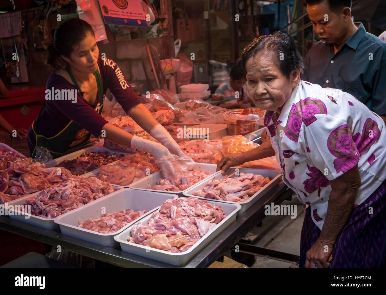 MAE KLONG - TAHILAND - CIRCA SEPTEMBRE 2014 : l'achat à la population locale du marché ferroviaire Maeklong Banque D'Images