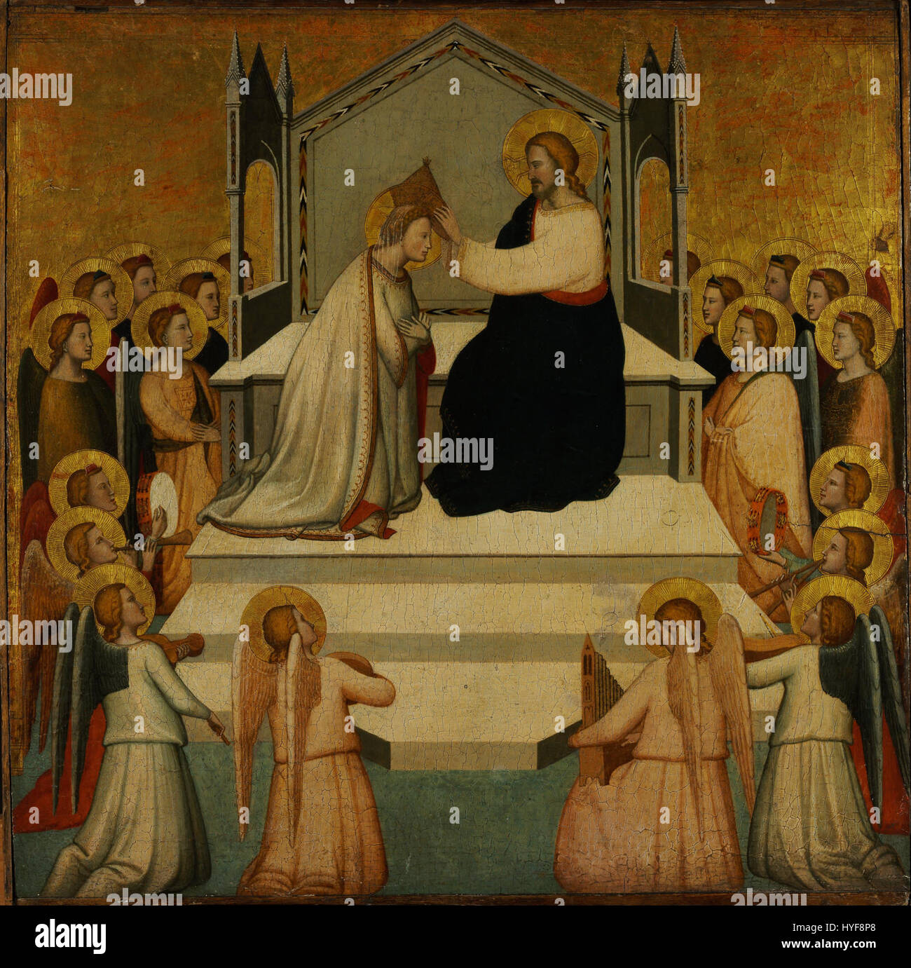 Le couronnement de la Vierge de Maso di Banco représente la Vierge Marie couronnée par le Christ, un sujet religieux populaire de la Renaissance italienne La peinture reflète la nature dévotionnelle et symbolique de la période, avec des détails complexes et des couleurs riches. Banque D'Images