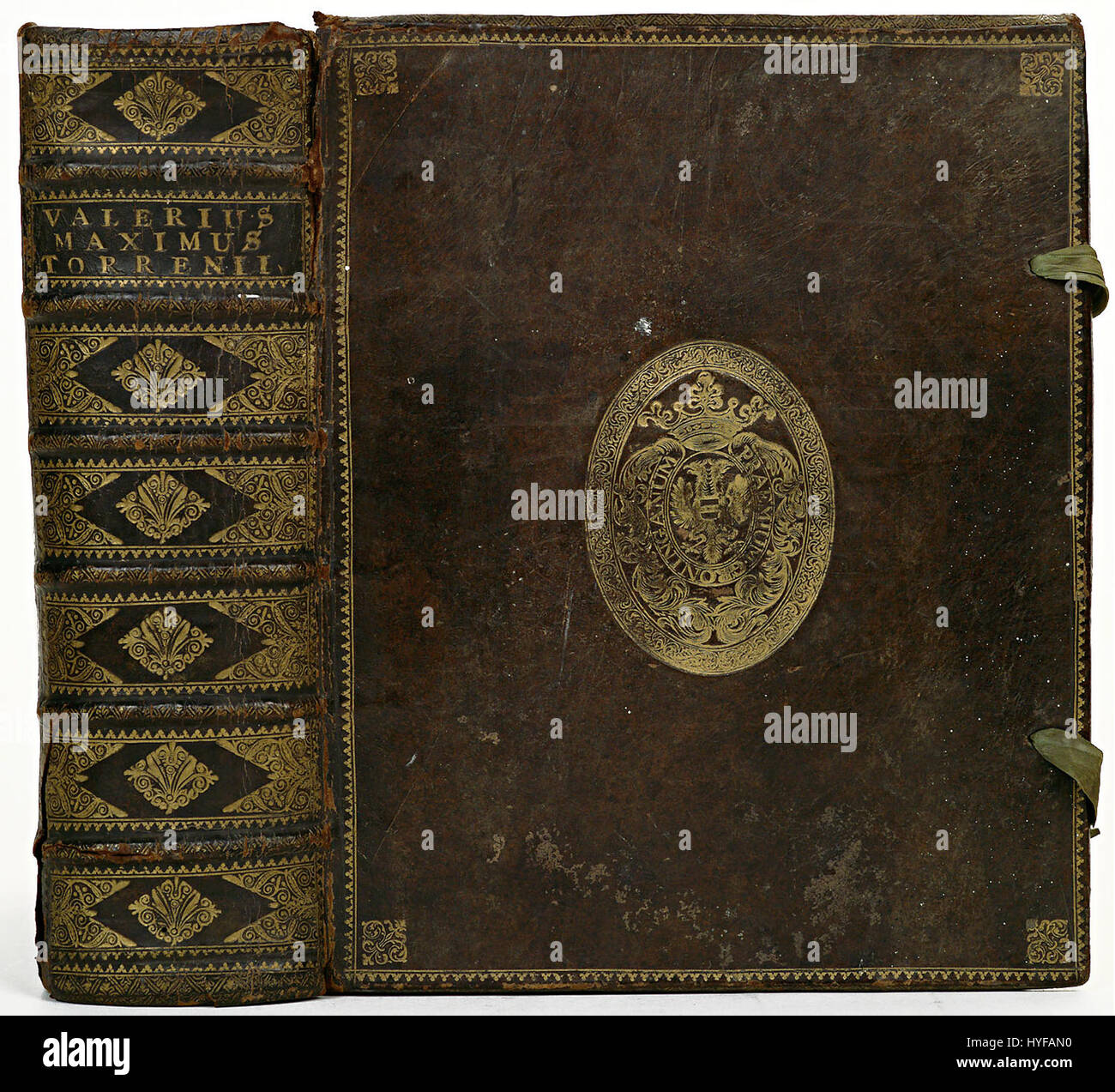 'Band van kalfsleer Prijsband Groningen KONB12 1774C109' fait référence à un bracelet en cuir antique, probablement de Groningen, datant de 1774. Il a été historiquement utilisé comme fourchette de prix, indiquant sa valeur et son origine au XVIIIe siècle. Banque D'Images