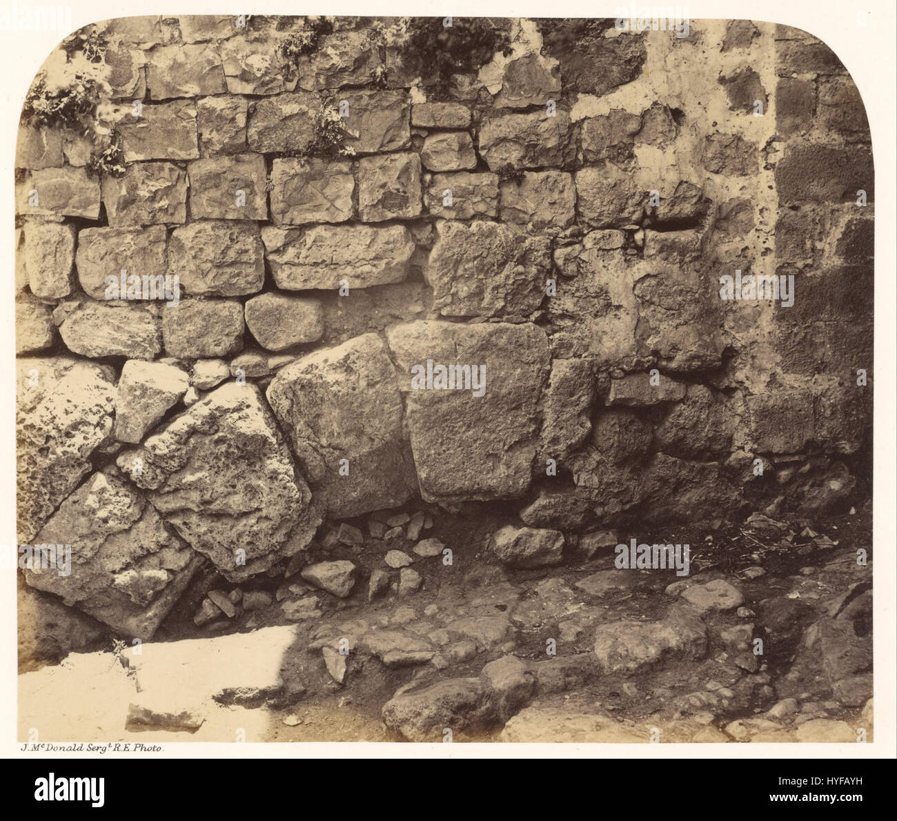 Cette photographie montre le sergent James M. McDonald, mettant en évidence une ancienne arche à l'extrémité sud-ouest des bazars, mettant en valeur le patrimoine architectural et culturel de la région. L'image fournit un aperçu historique de la structure et de son importance dans le passé de la région. Banque D'Images