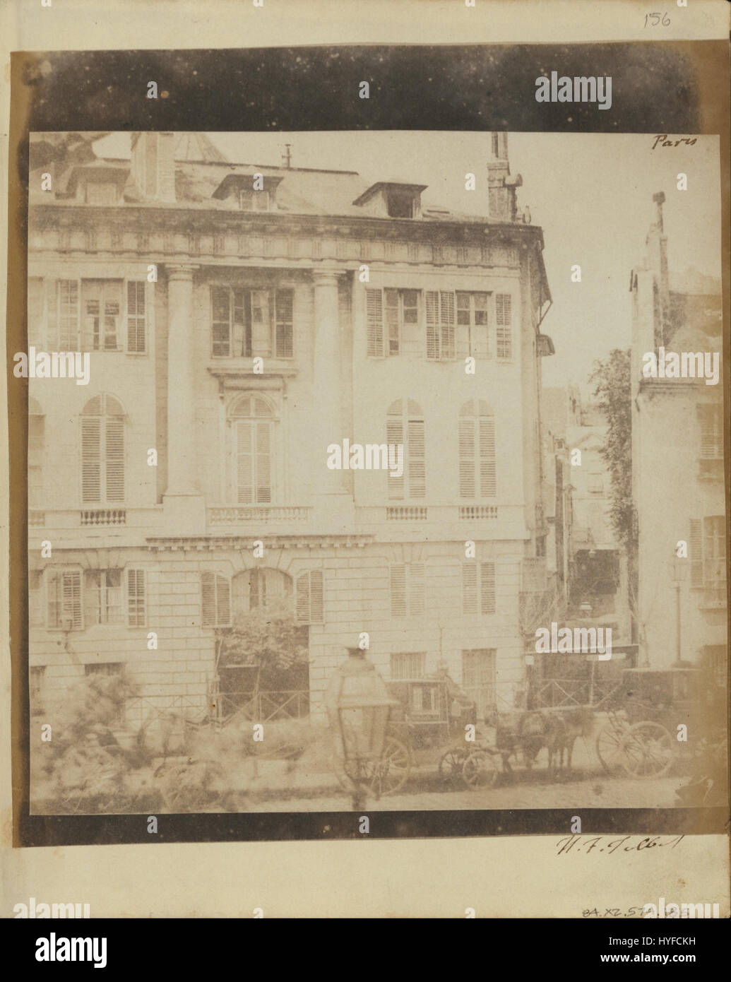 William Henry Fox Talbot, pionnier de la photographie, a capturé cette image de calèches devant une résidence parisienne. Son travail est remarquable pour son utilisation précoce de procédés photographiques qui façonneraient l'avenir de la photographie. Banque D'Images