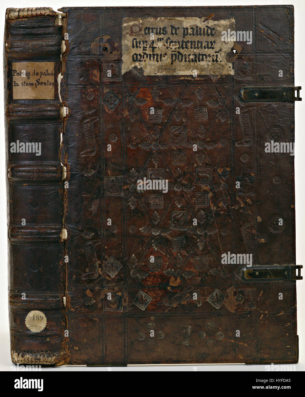 Cet objet, étiqueté 'Band van bruin kalfsleer KONB12 169D181', est un morceau de cuir de veau brun. Il est souvent utilisé dans le travail du cuir et peut faire partie de l'artisanat hollandais traditionnel ou des matériaux utilisés à diverses fins décoratives ou fonctionnelles. Banque D'Images