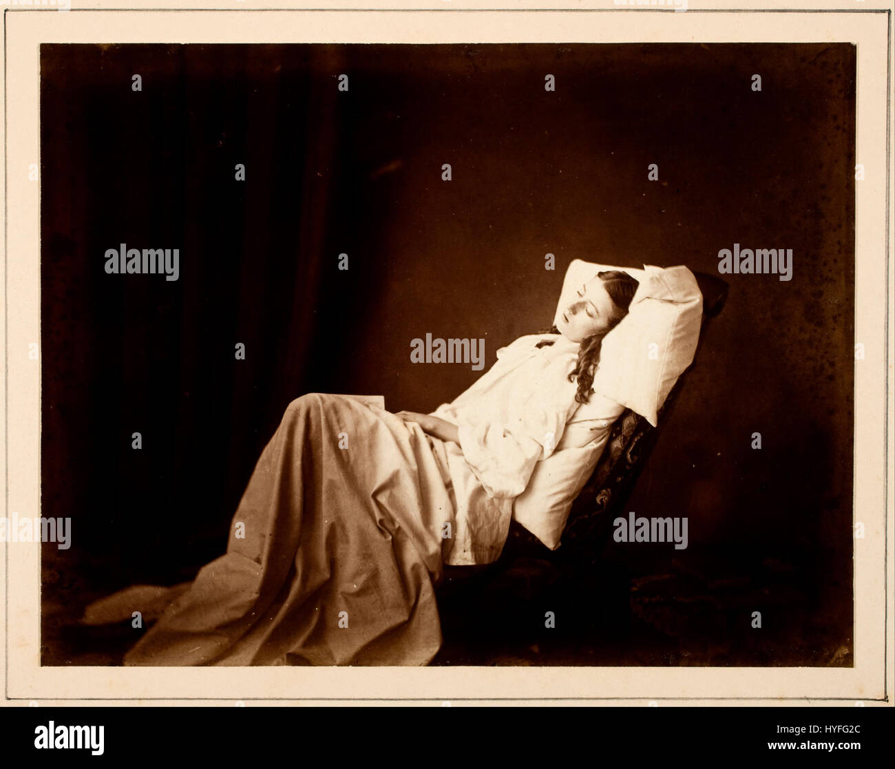 "Elle n'a jamais dit son amour" de Henry Peach Robinson est un exemple notable de l'art photographique du XIXe siècle. L'image représente une femme dans une pose réfléchie, capturant un récit émotionnel calme avec un éclairage et une composition subtils. Banque D'Images