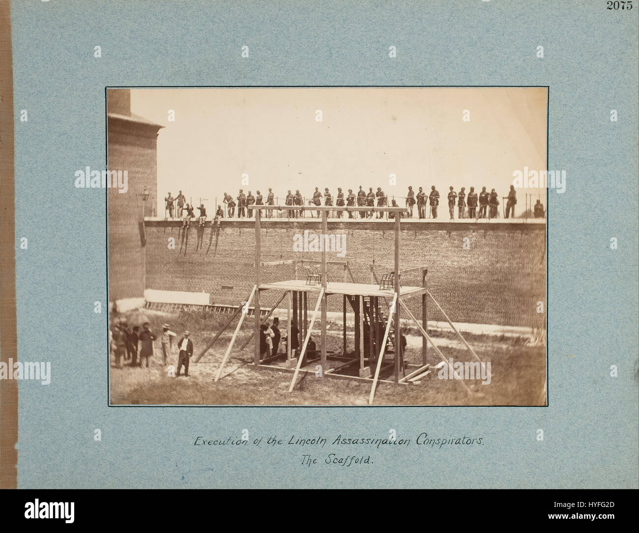 Cette photographie d'Alexander Gardner représente l'exécution des conspirateurs impliqués dans l'assassinat du président américain Abraham Lincoln. Prise le 7 juillet 1865, elle capture un moment charnière de l'histoire américaine, mettant en valeur la gravité et la finalité de la punition. Banque D'Images