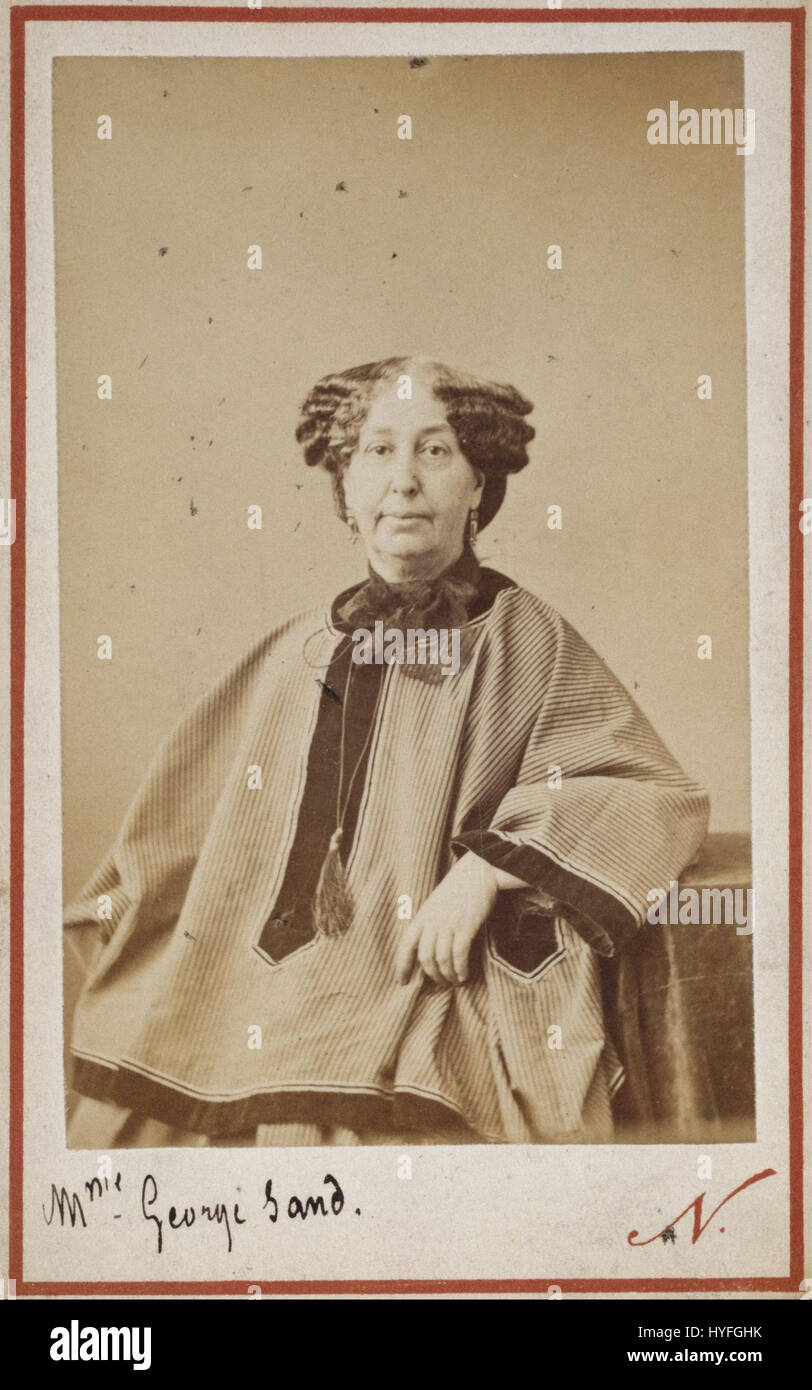 La photographie de Mme George Sand de Nadar, célèbre photographe français, capture le célèbre écrivain dans un portrait intemporel. Le travail de Nadar est connu pour sa capacité à révéler la personnalité du sujet, et ce portrait ne fait pas exception, reflétant la profondeur intellectuelle de Sand. Banque D'Images