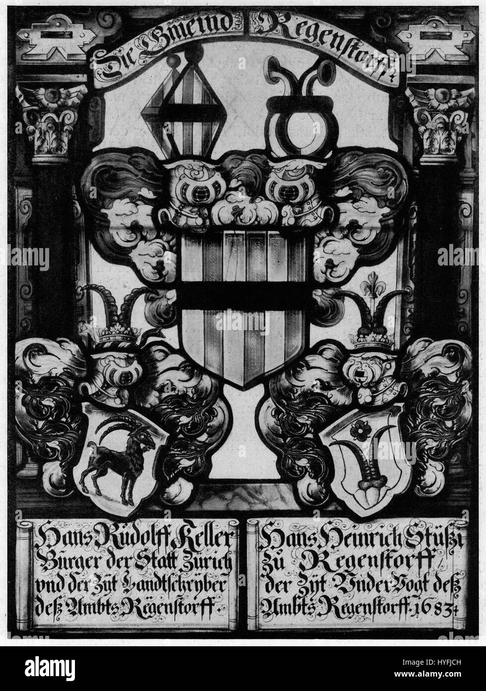 Le vitrail d'Affoltern Ecclesia présente un design complexe et une iconographie religieuse, représentant des scènes de la théologie chrétienne. Cette œuvre met en évidence le savoir-faire traditionnel et la signification spirituelle des ecclésiastiques fermés Banque D'Images