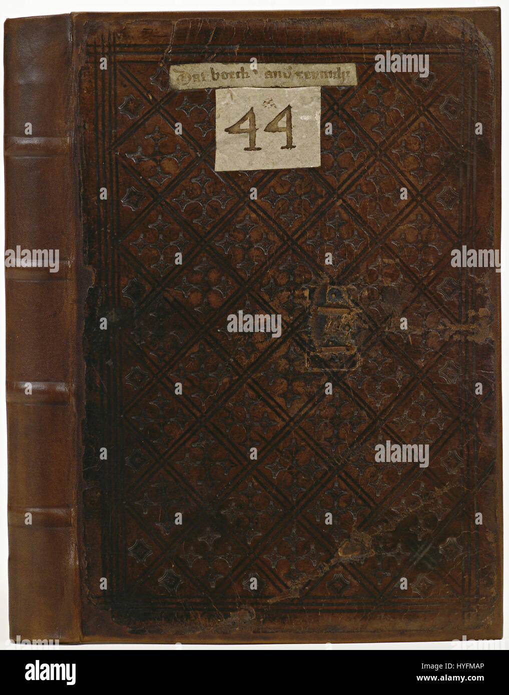 Cette pièce fait référence à une bande en cuir de veau marron, marquée KONB12 73H22. Faisant probablement partie d'une plus grande collection, il pourrait représenter un artisanat traditionnel ou une maroquinerie décorative, mettant en valeur l'habileté et la précision impliquées dans l'artisanat du cuir. La référence spécifique à son numéro indique qu'il peut faire partie d'un inventaire ou d'un catalogue. Banque D'Images