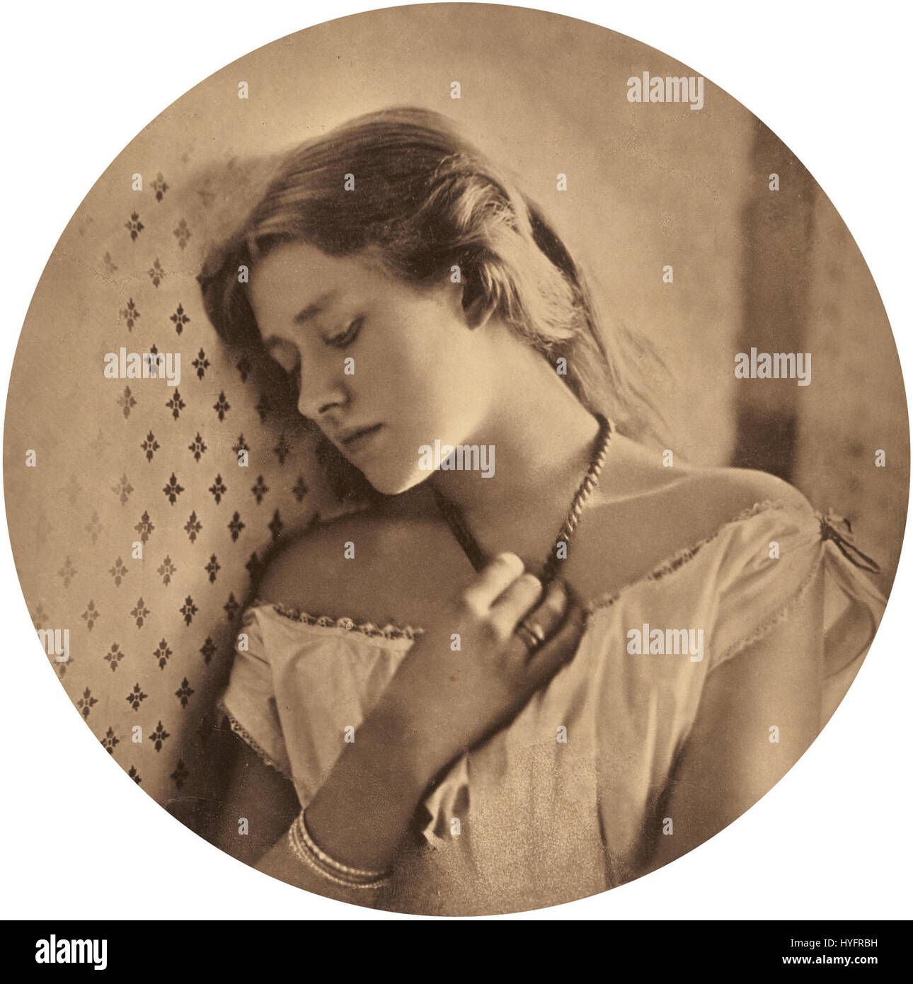 Le portrait d’Ellen Terry à seize ans par Julia Margaret Cameron capture l’innocence juvénile et la beauté délicate de l’actrice. Cameron était connue pour son style de photographie romantique et à flou. Banque D'Images