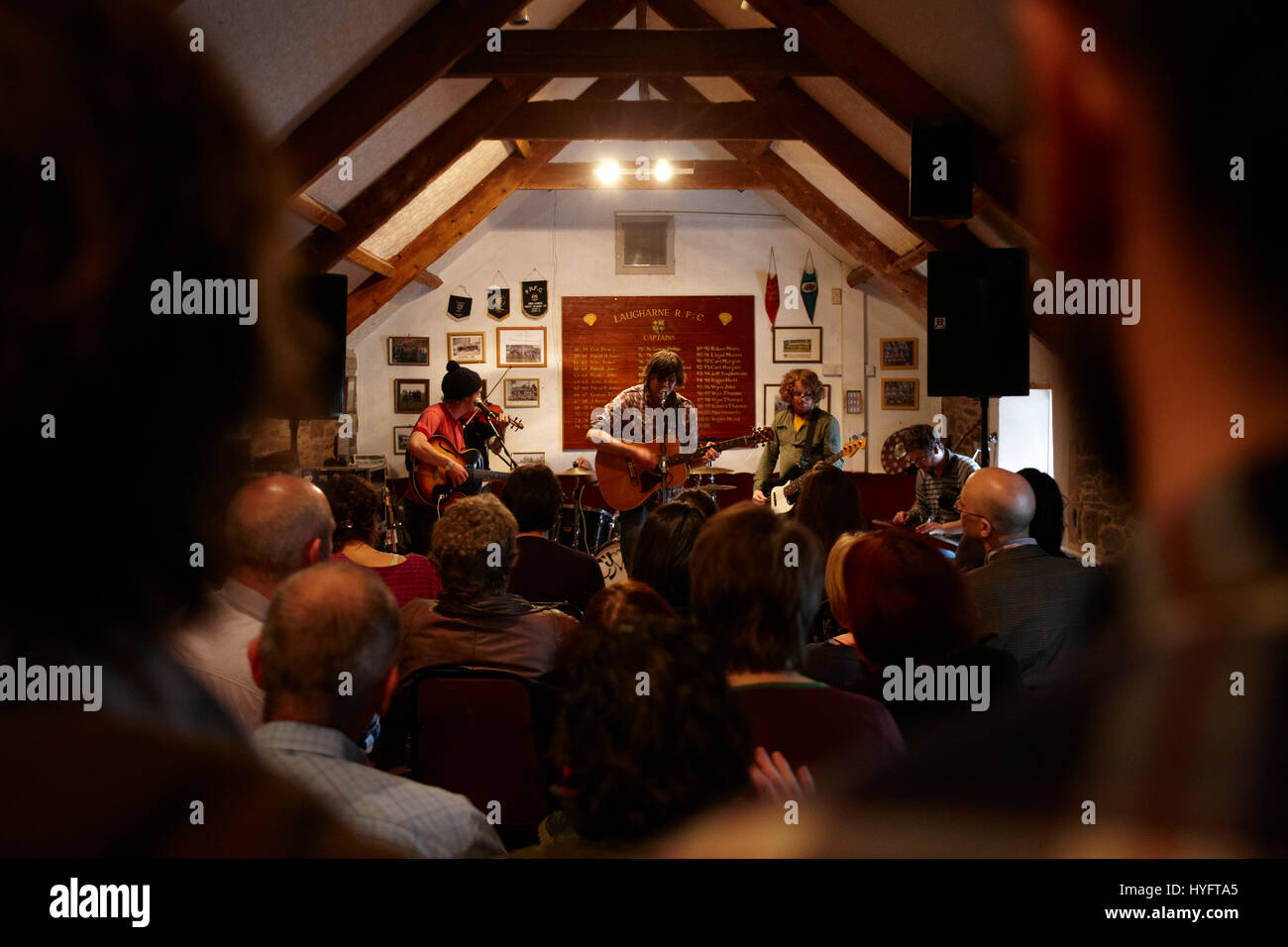 Les gens qui regardent un groupe live à l'intérieur, le Festival littéraire, Carmarthen, pays de Galles, Royaume-Uni Banque D'Images