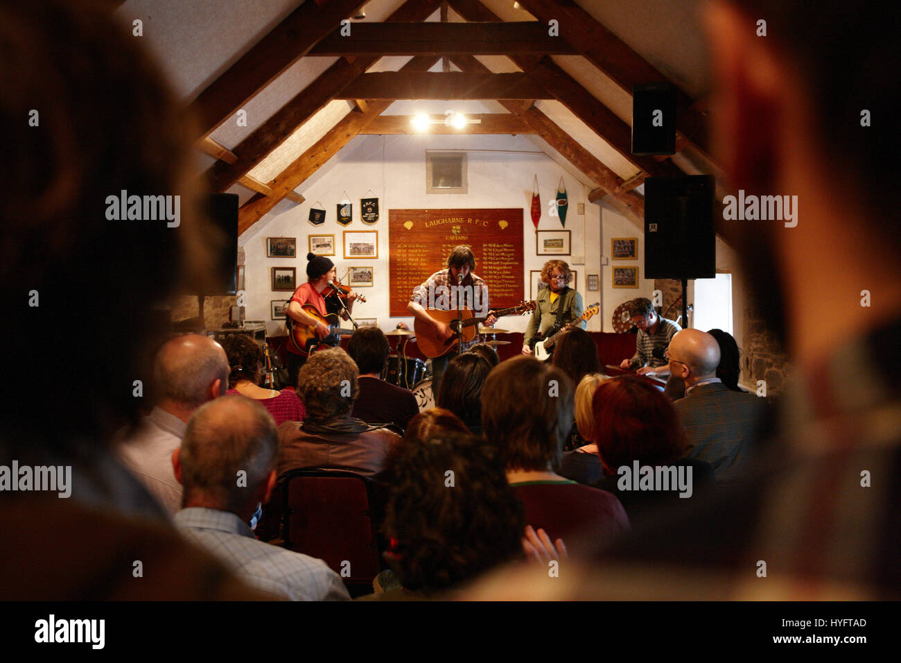 Les gens qui regardent un groupe live à l'intérieur, le Festival littéraire, Carmarthen, pays de Galles, Royaume-Uni Banque D'Images